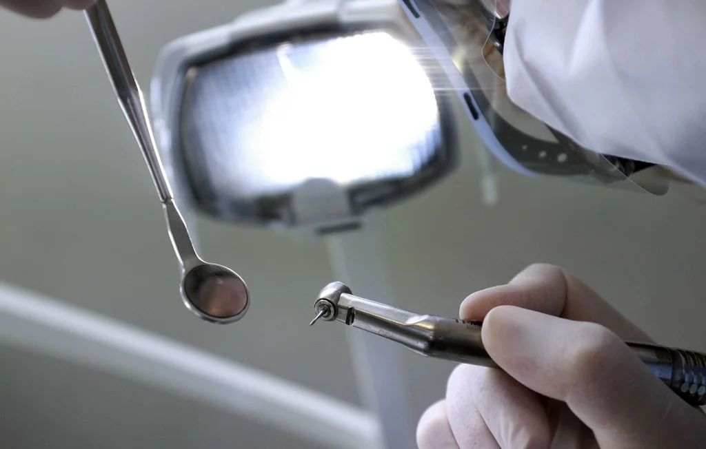 Agression d'un dentiste à Liège : un frère s'en prend au praticien