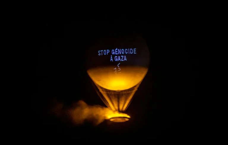 Amnesty International projette un message sur la vasque olympique
