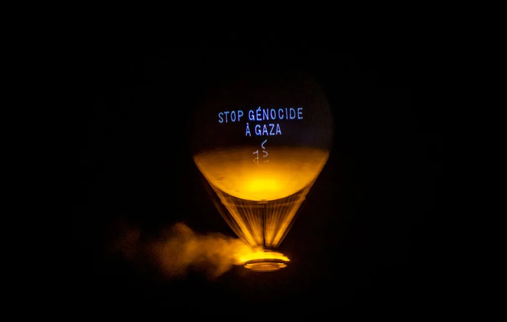 Amnesty International projette un message sur la vasque olympique