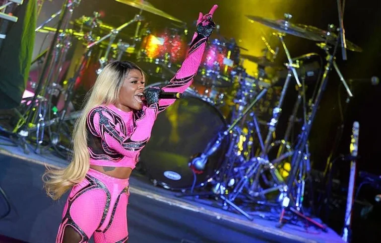 Azealia Banks accuse McGregor de photos de nu non sollicitées
