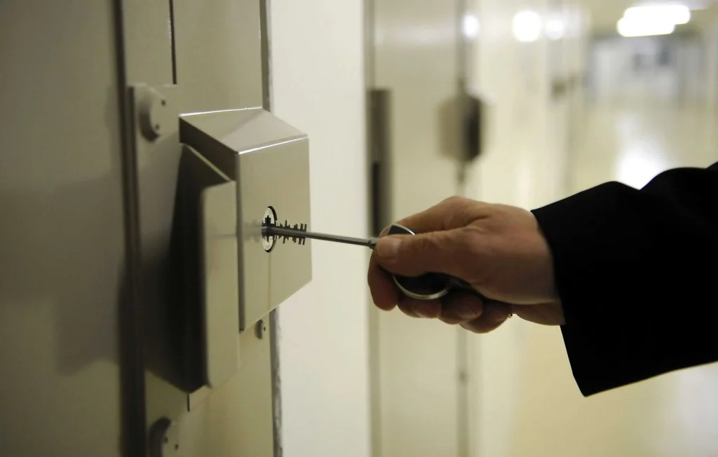 Béziers : Agression Violente d'Agents Pénitentiaires, Syndicats en Colère