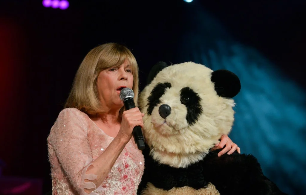 Chantal Goya porte plainte pour le vol de son costume de Panda