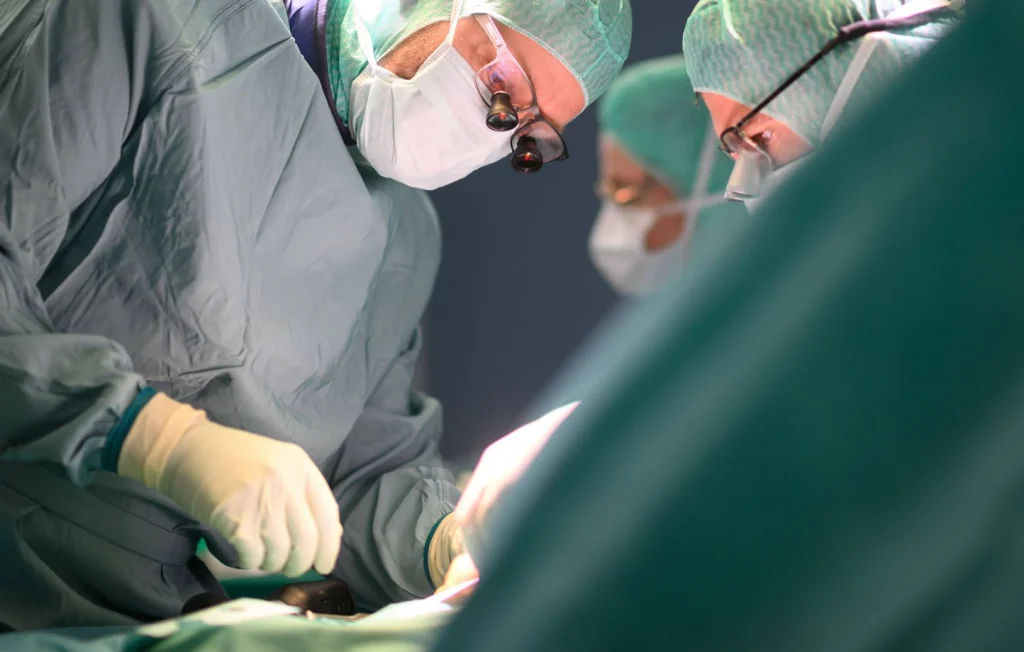 Chirurgien britannique accusé d'avoir amputé ses propres jambes