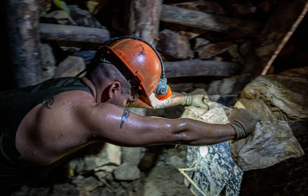 Colombie : 18 mineurs piégés dans une mine d'or après un drame