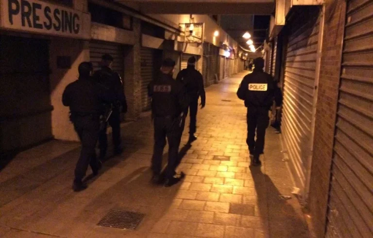 Couvre-feu : une réponse à la violence urbaine en France ?