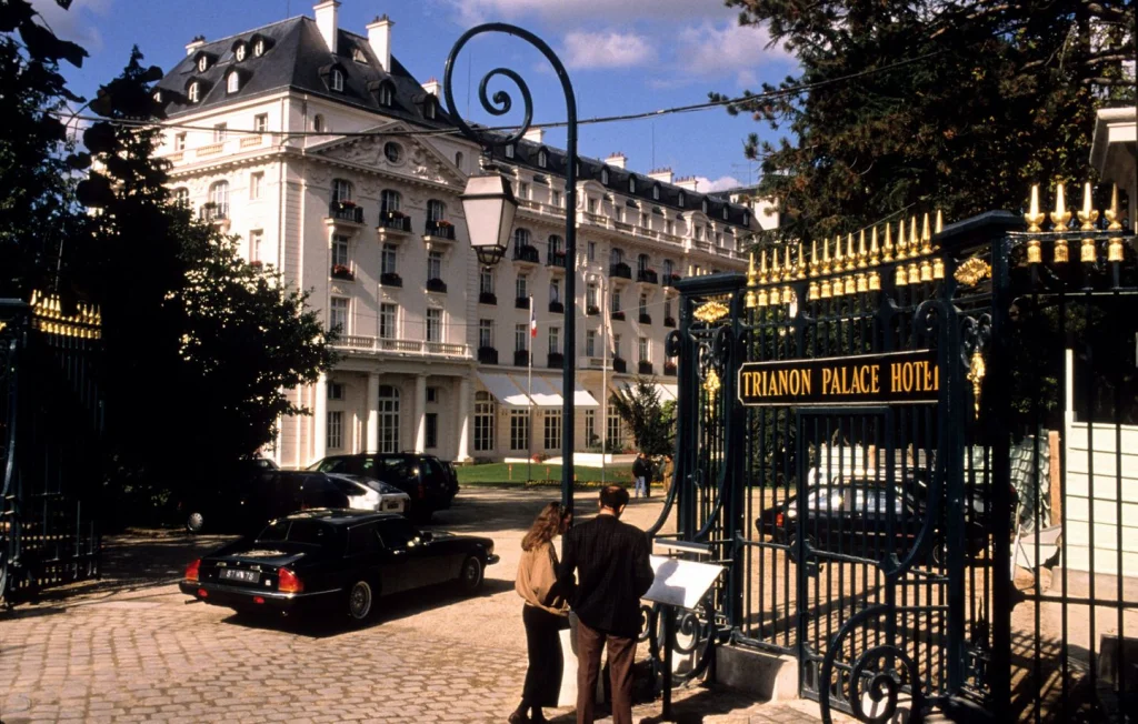 Démolition ordonnée de terrains de padel près du château de Versailles