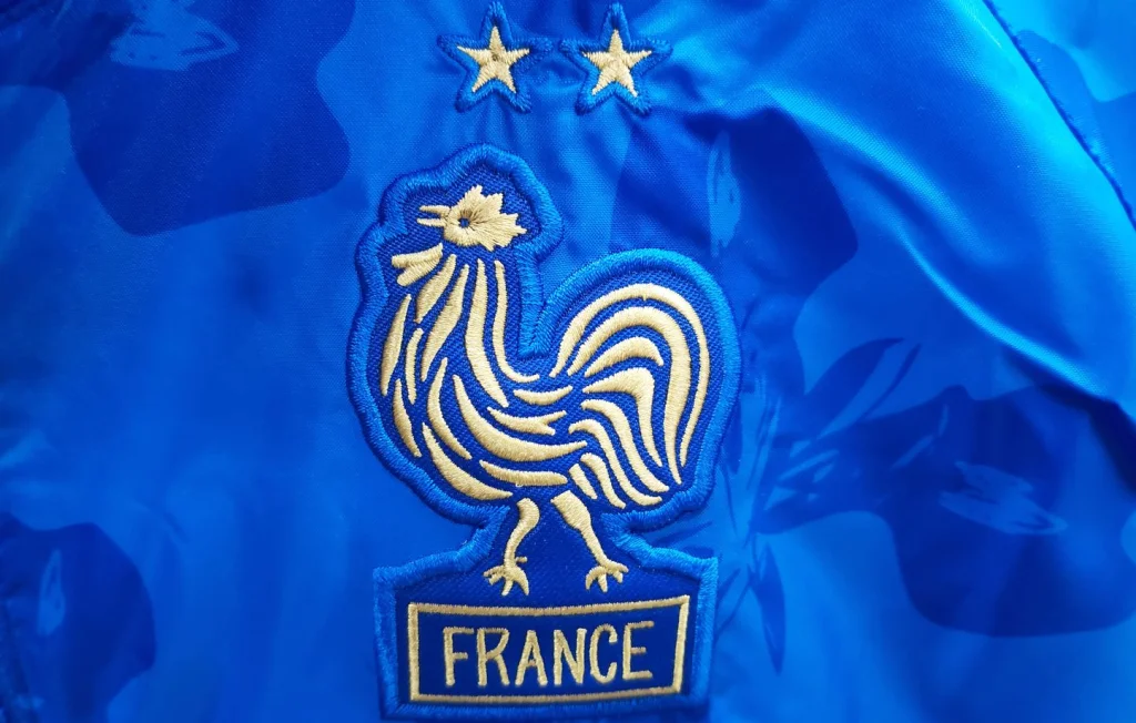 Douanes : Saisie de 20 000 maillots de football contrefaits en France