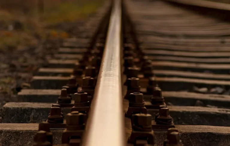 Drame tragique en Espagne : un couple meurt sous un train