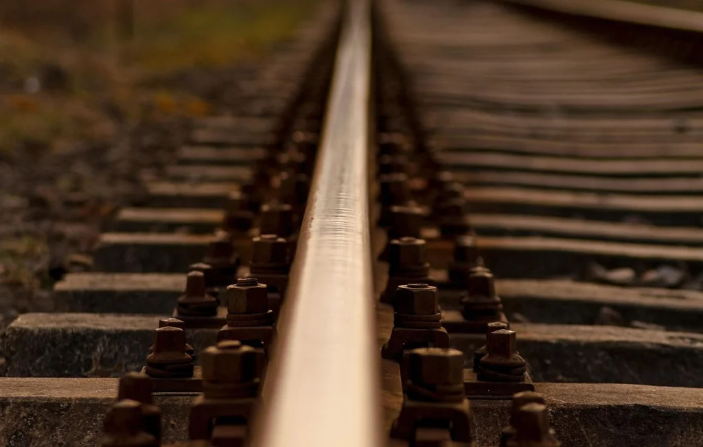 Drame tragique en Espagne : un couple meurt sous un train
