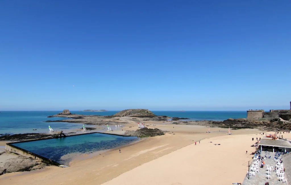 Fermeture de plages en Bretagne et Côte d’Azur à cause des pluies