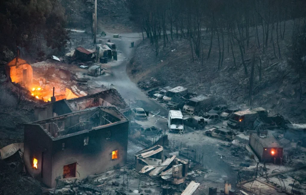 Incendie à Marseille : Le feu s'atténue mais reste actif