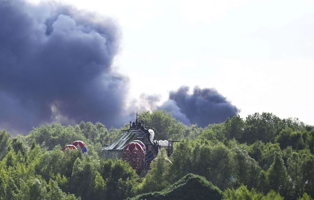 Incendie majeur à Tomorrowland 2025, festival maintenu en Belgique