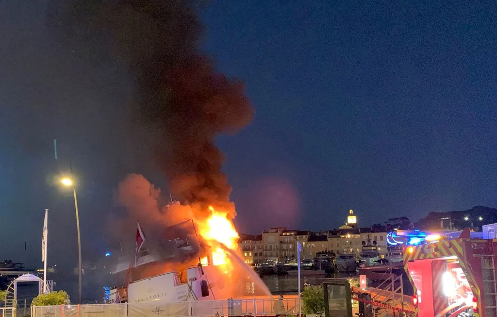 Incendie spectaculaire d'un superyacht à Saint-Tropez