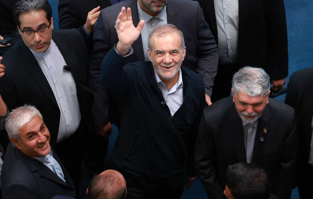 Iran : Pezeshkian critique l'approche douce envers les USA