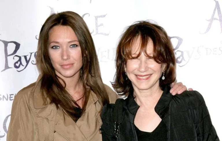 Laura Smet dément l&rsquo;hospitalisation de sa mère Nathalie Baye
