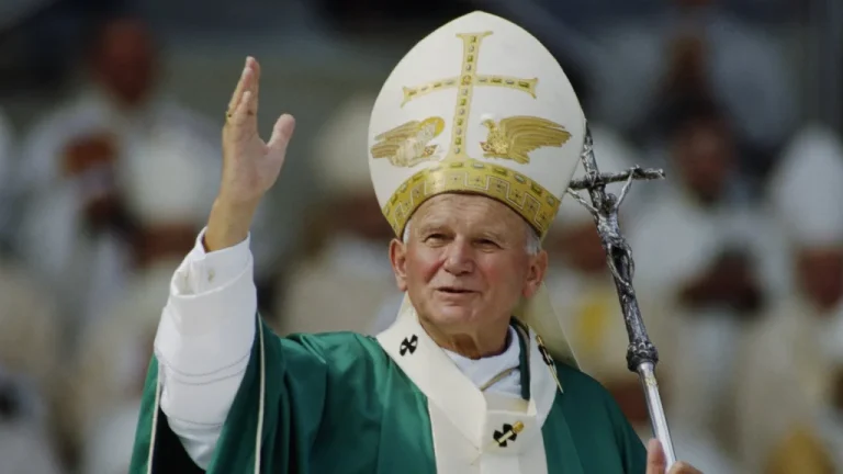 Le vol du sang du pape Jean-Paul II suscité en Italie et Allemagne