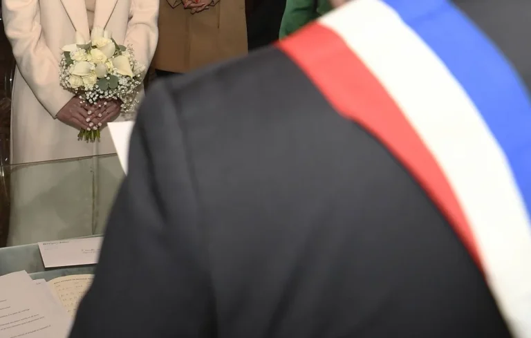 Mariée en garde à vue : insultes au maire en plein mariage