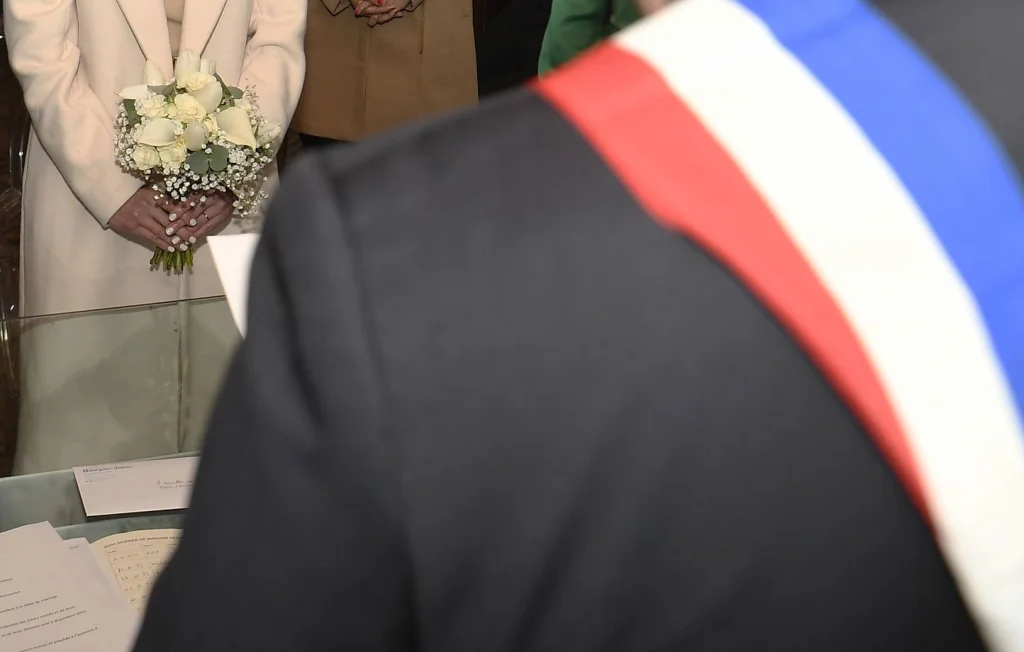 Mariée en garde à vue : insultes au maire en plein mariage