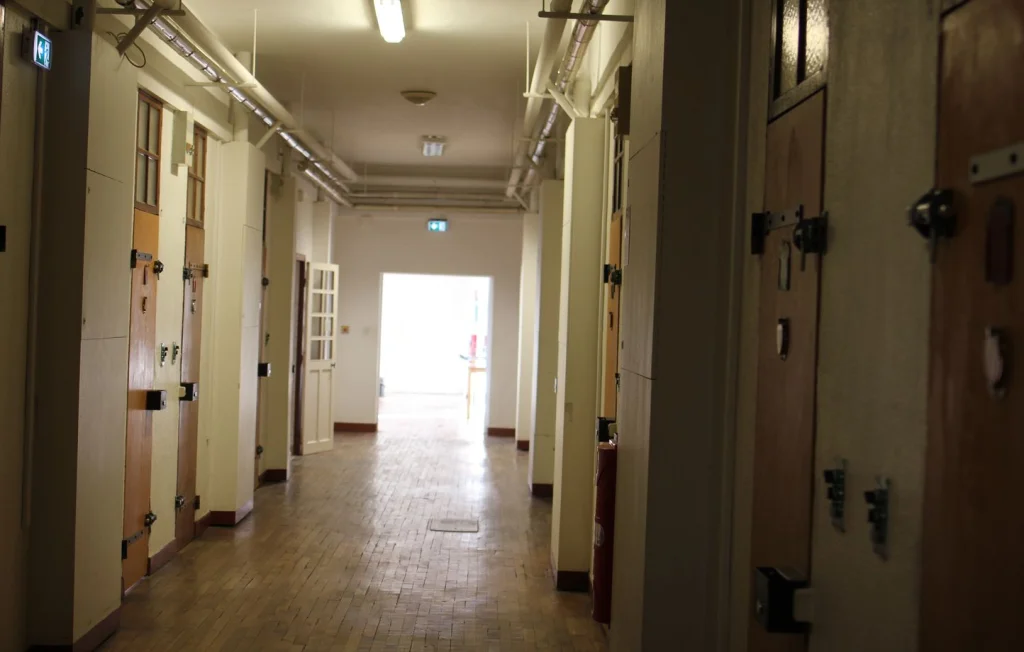 Meurtre et Suicide en Prison : Drame Familial en Bretagne