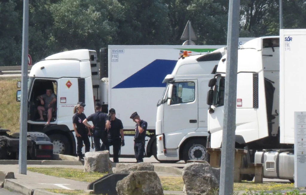 Migrant retrouvé mort après une chute d’un camion à Calais