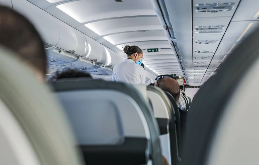 Passager indiscipliné tente d'ouvrir la porte de l'avion en vol