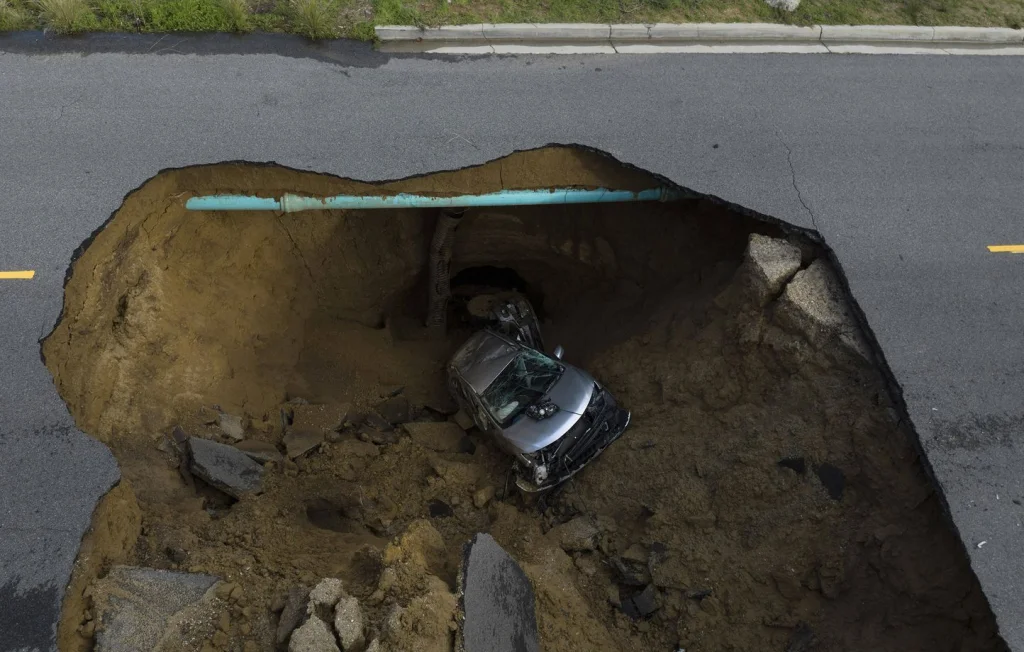 Sauvetage héroïque à Singapour : une conductrice échappe au gouffre