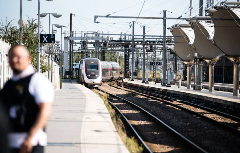 TGV oublie d&rsquo;arrêter en Bretagne : 80 passagers laissés à quai