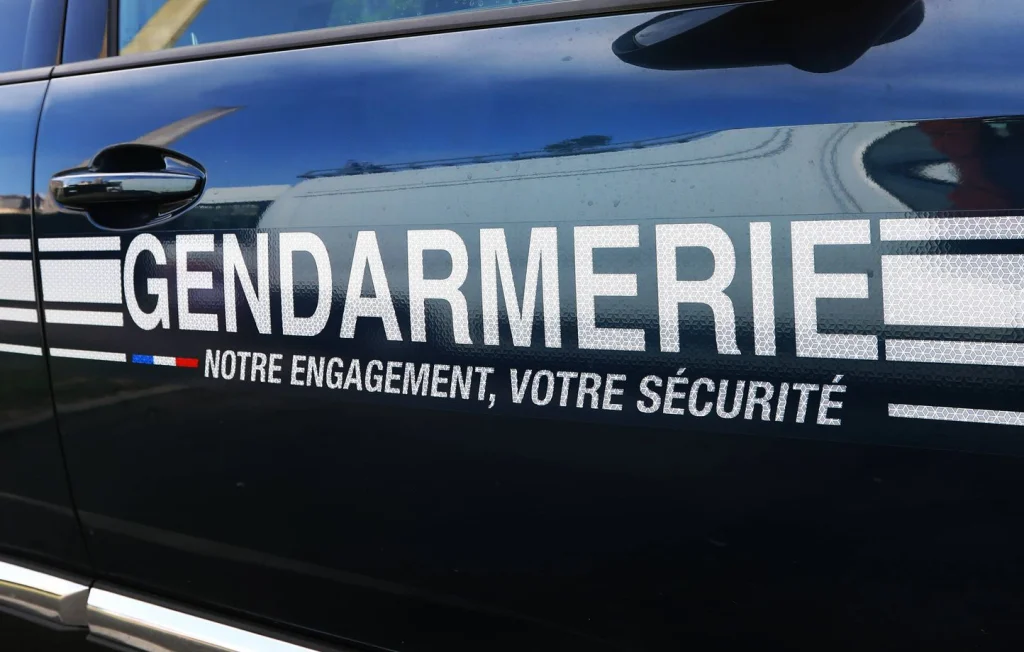 Tirs sur la gendarmerie de Chablis : un homme en fuite