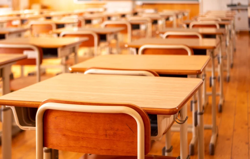 Un Enseignant Britannique Radié pour Comportements Inappropriés