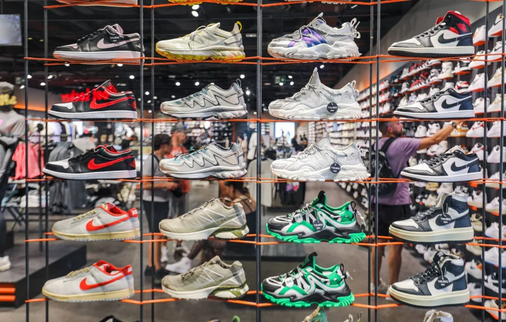 Un homme vole 53 bottes droites dans un centre commercial en Australie