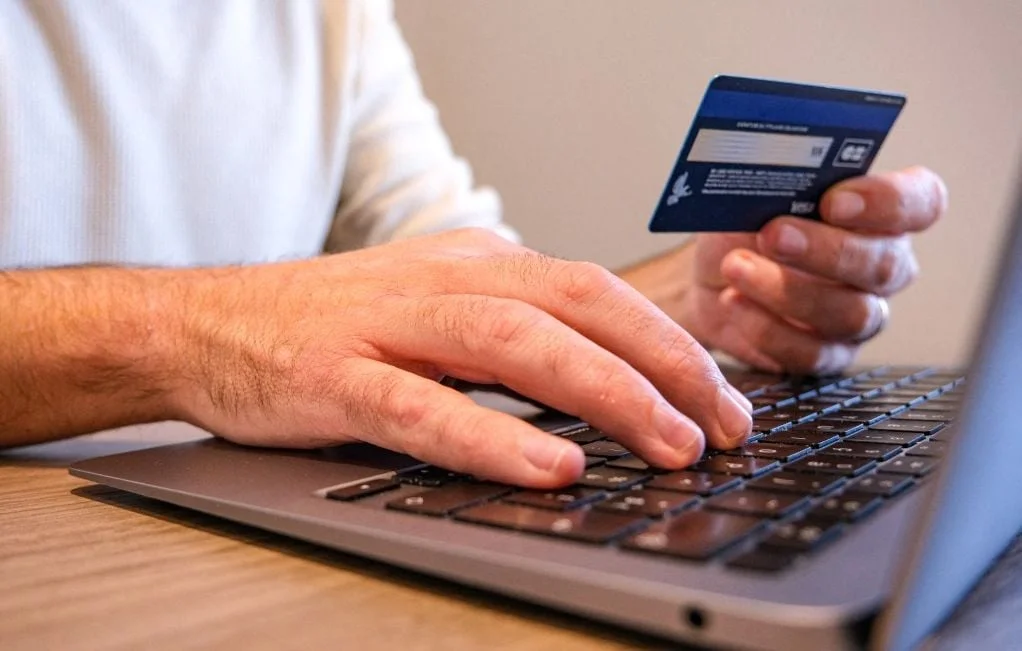 Un retraité victime d'une arnaque en voulant épouser une Miss