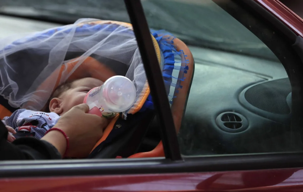 Une mère héroïque sauve son bébé dans une voiture à Montpellier