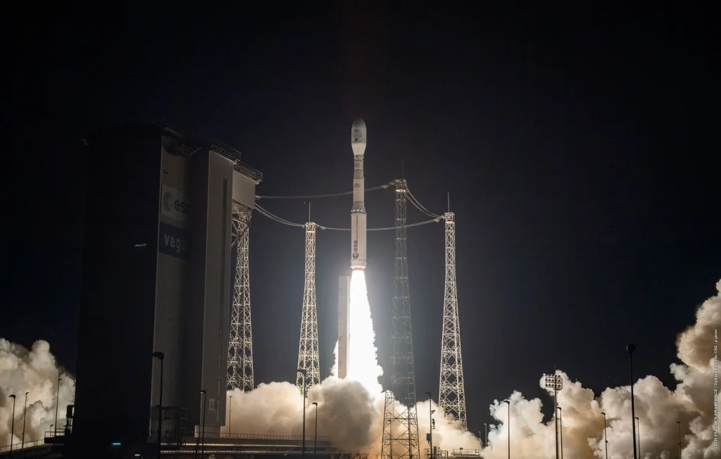 Vega-C réussit le lancement de cinq nouveaux satellites
