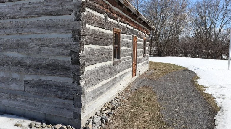 Une cabane coloniale sous la neige