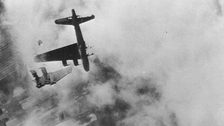B17 Flying Fortress avec une aile détruite durant la Seconde Guerre mondiale