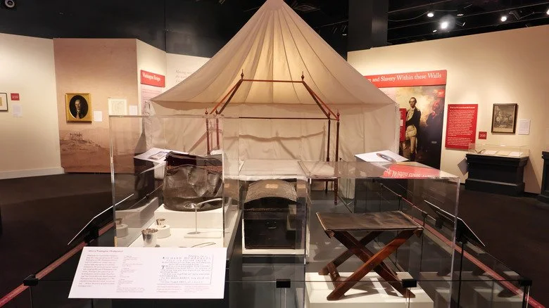 Présentation muséale de la tente de Washington et autres artefacts