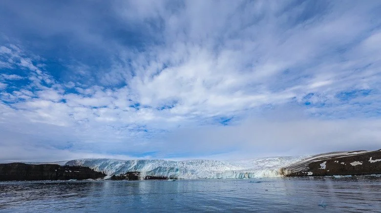 Vue lointaine d'un glacier sur l'île Alexandra Land
