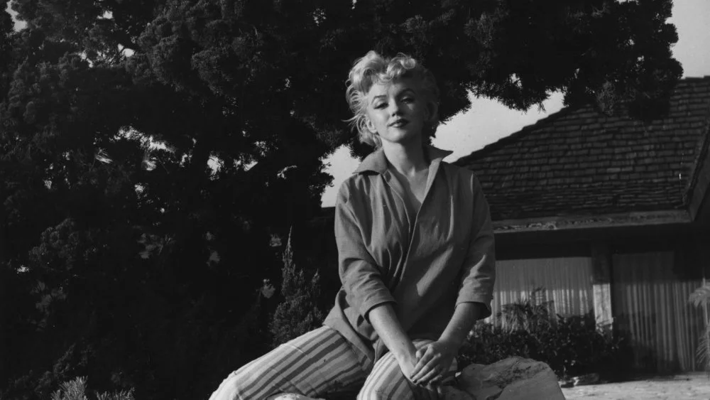 Marilyn Monroe outside