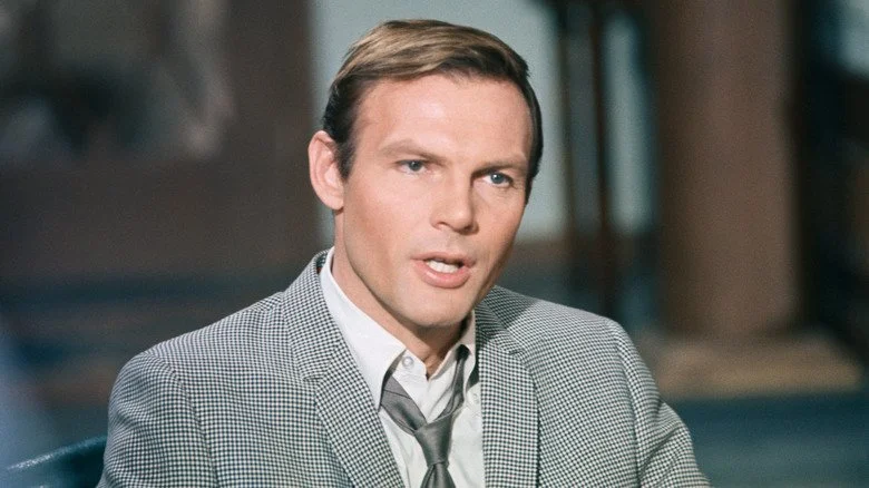 Adam West incarnant Bruce Wayne dans Batman (1966)