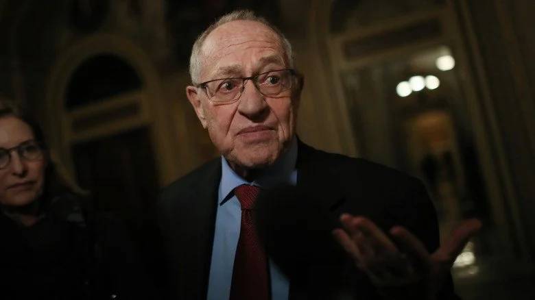 Alan Dershowitz dans une pièce sombre