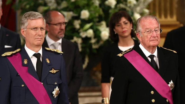 Albert II, roi des Belges et son fils Philippe lors de la cérémonie d'abdication