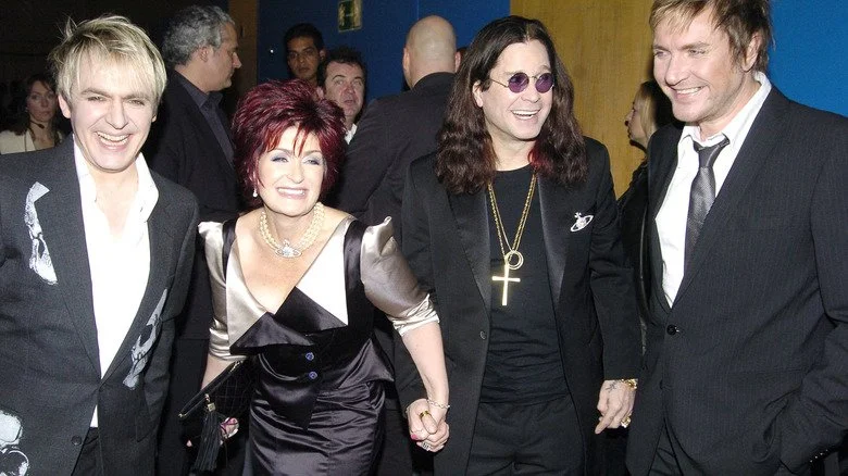 Membres de Duran Duran souriant avec Ozzy et Sharon Osbourne