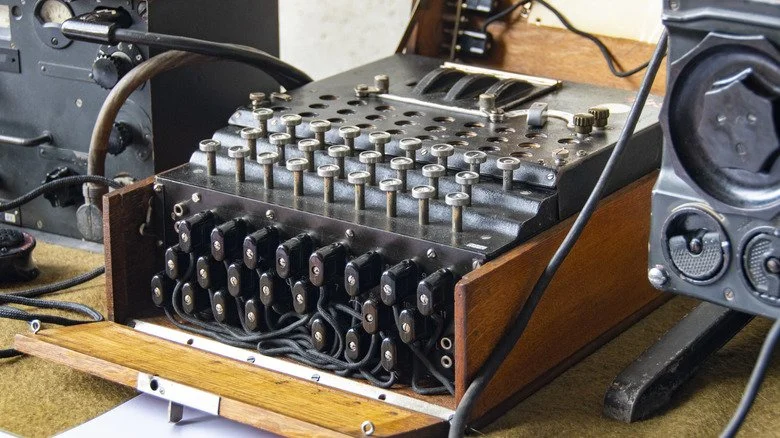 Une machine Enigma posée sur un bureau