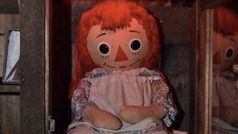 La vraie poupée Annabelle exposée dans une vitrine