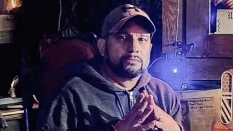 Dan Rivera entouré de matériel de détection de fantômes