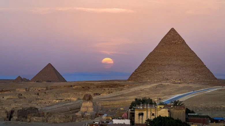 Les Pyramides de Gizeh au coucher du soleil