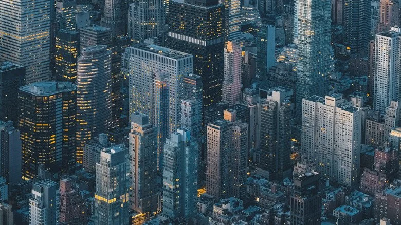 Bâtiments éclairés la nuit