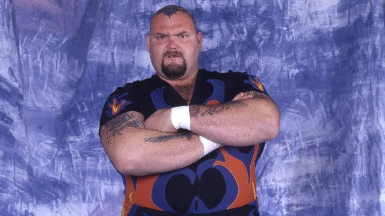 Bam Bam Bigelow, croisant les bras pour une photo à la WWE