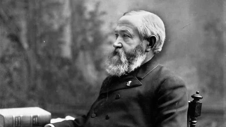 Benjamin Harrison assis avec un livre sur une table