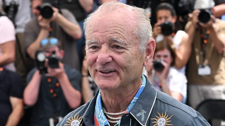Bill Murray en veste imprimée devant des photographes